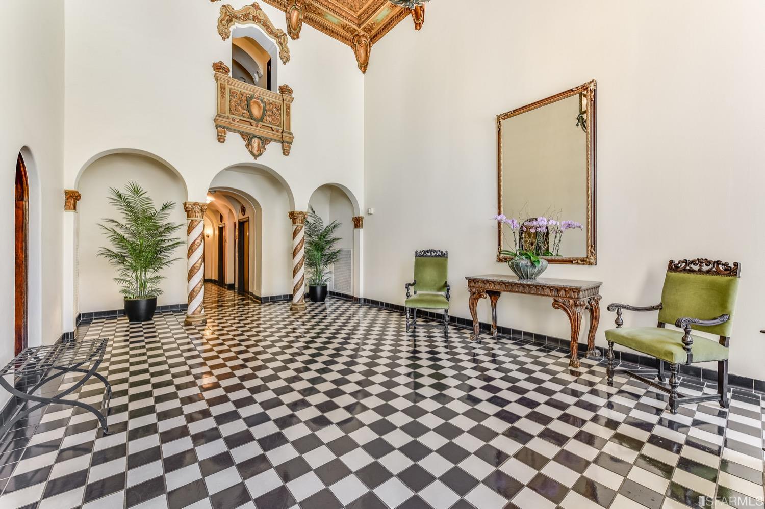 1101 Green Street Unit: 702