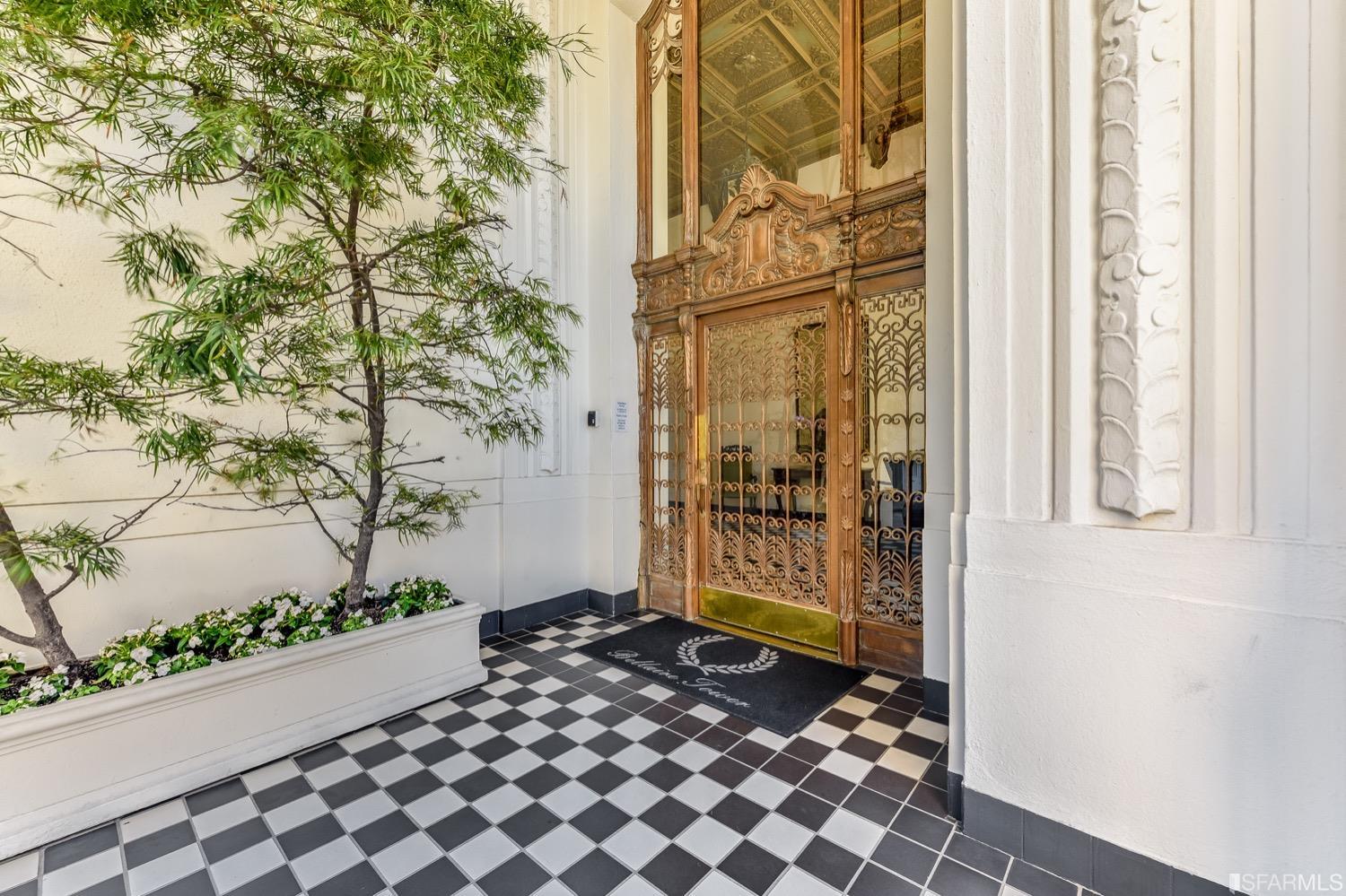 1101 Green Street Unit: 702