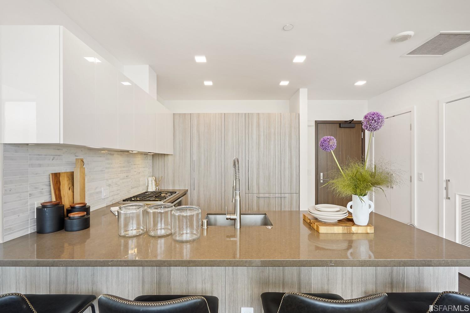 718 Long Bridge Street Unit: 1600