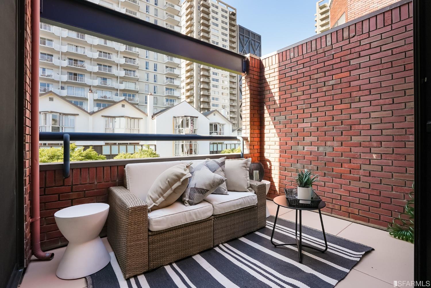 550 Davis Street Unit: 1