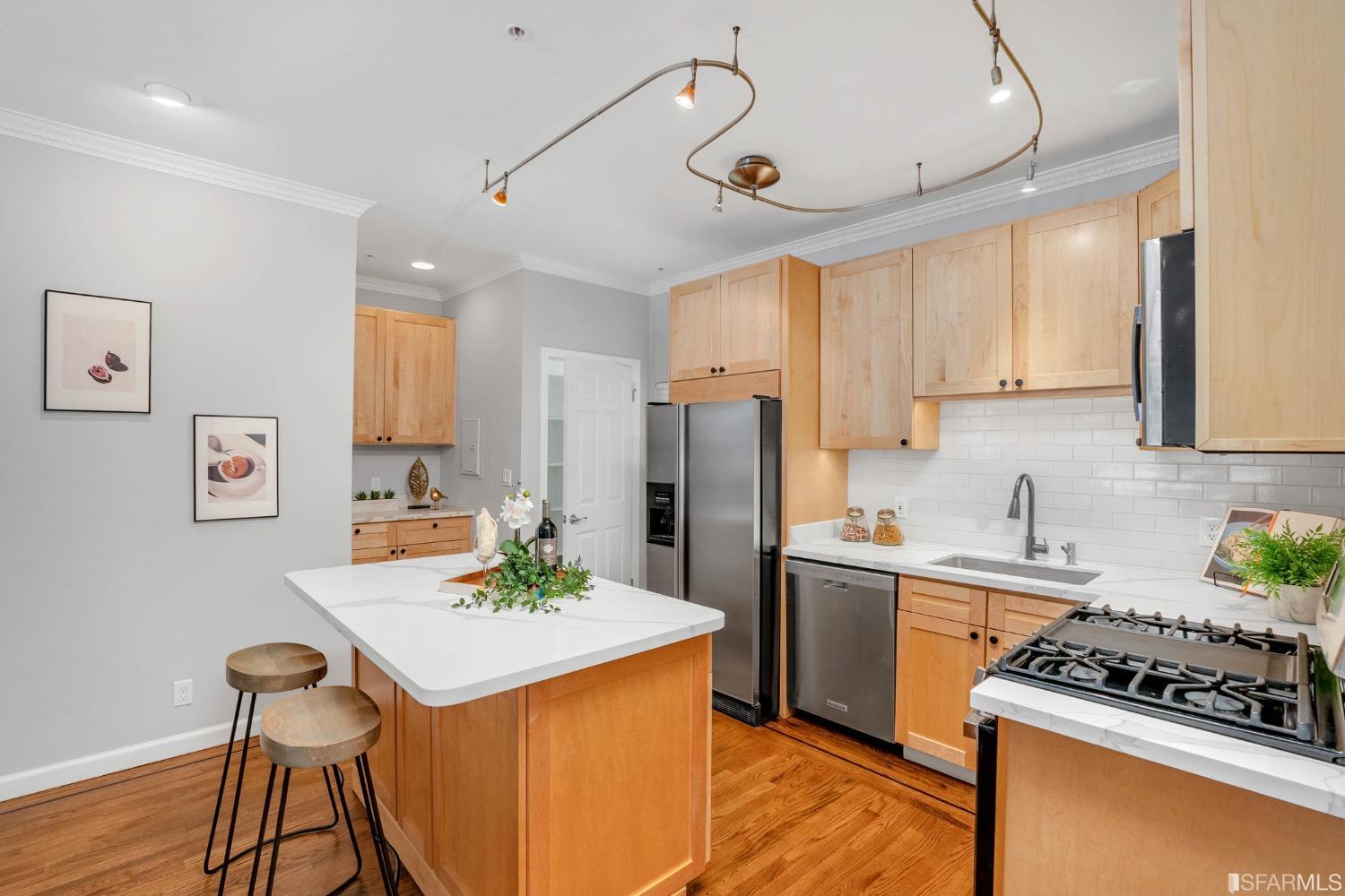 570 Page Street Unit: 7