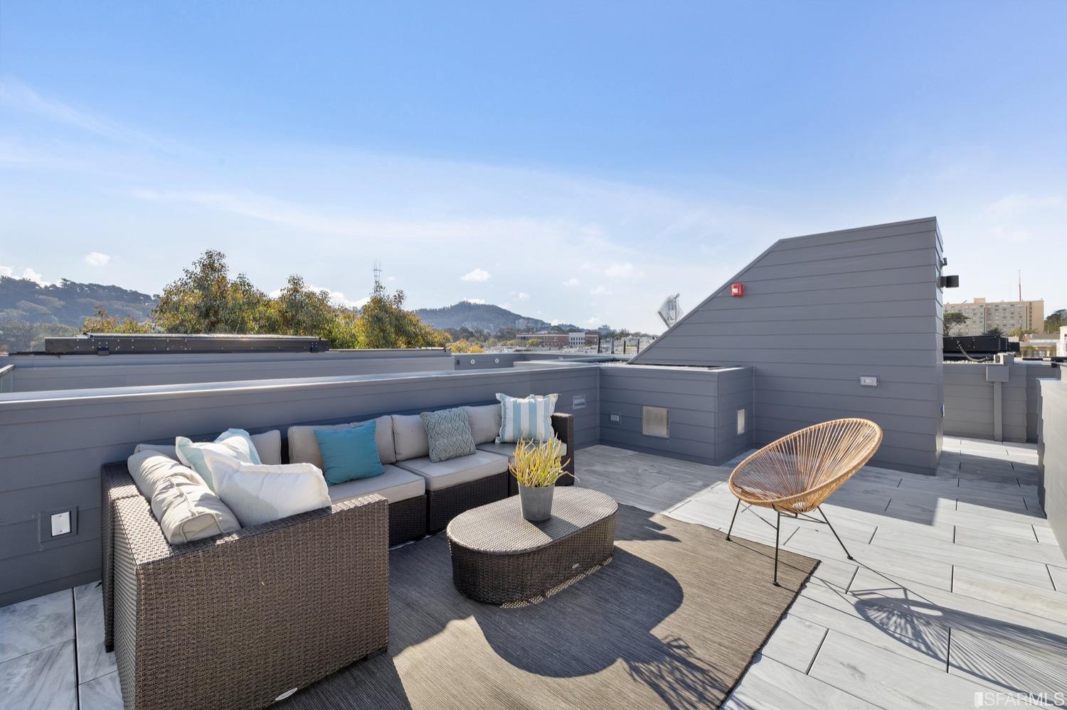 709 Lyon Street Unit: 4