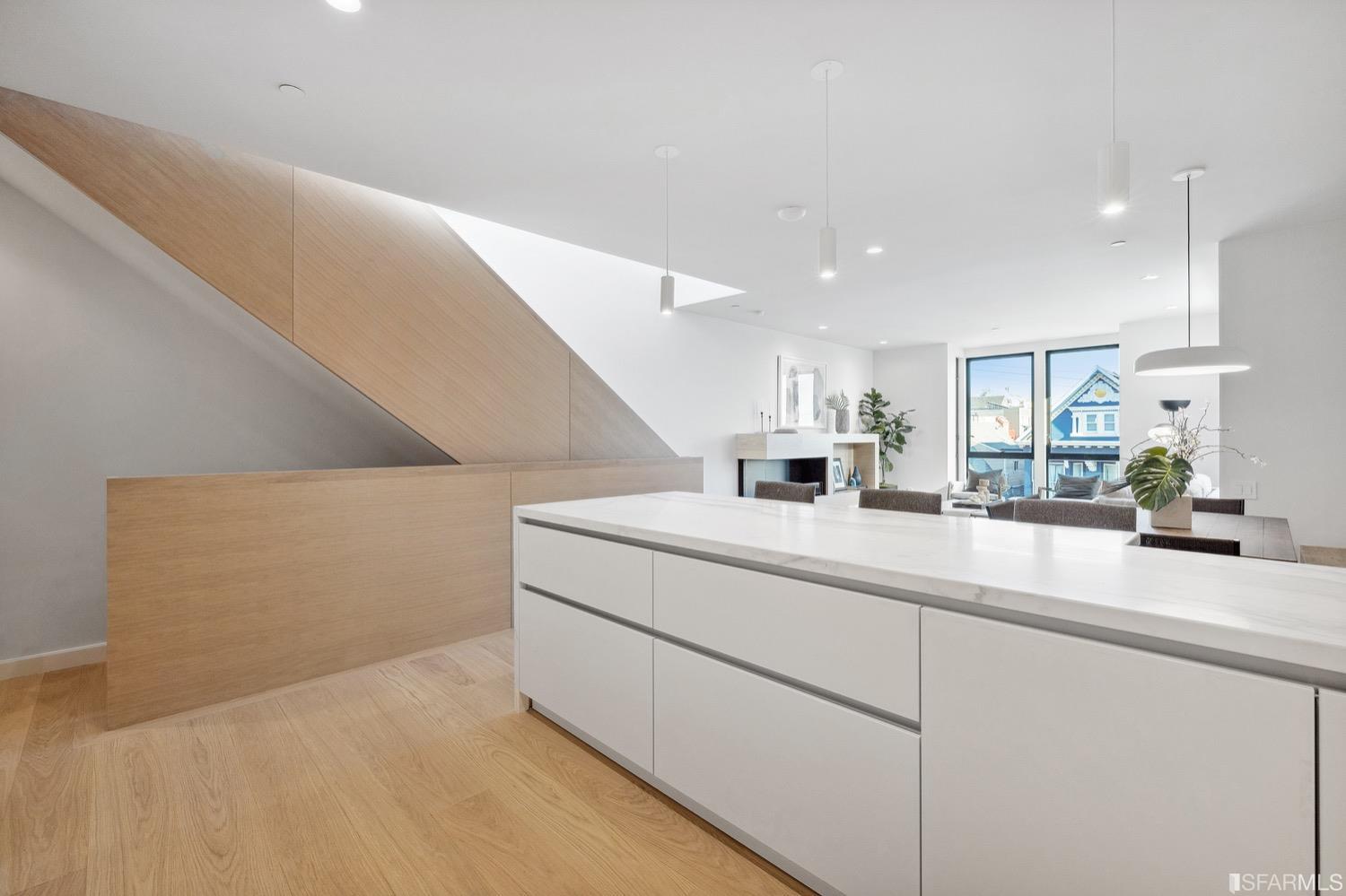 709 Lyon Street Unit: 4