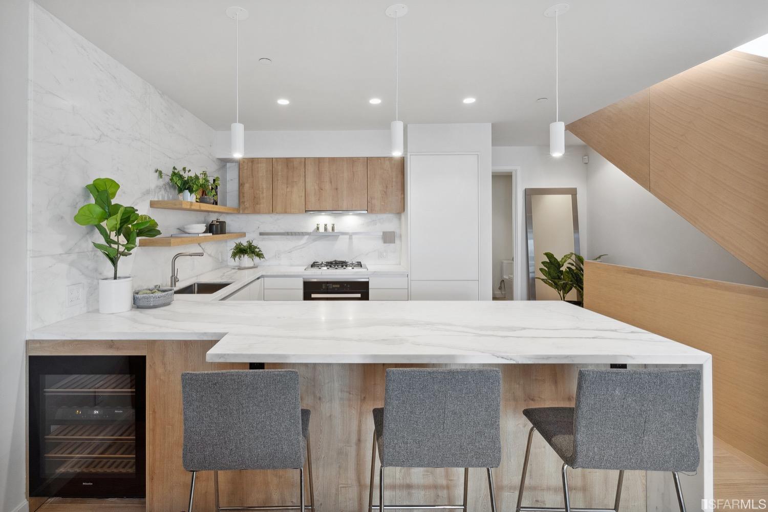 709 Lyon Street Unit: 4