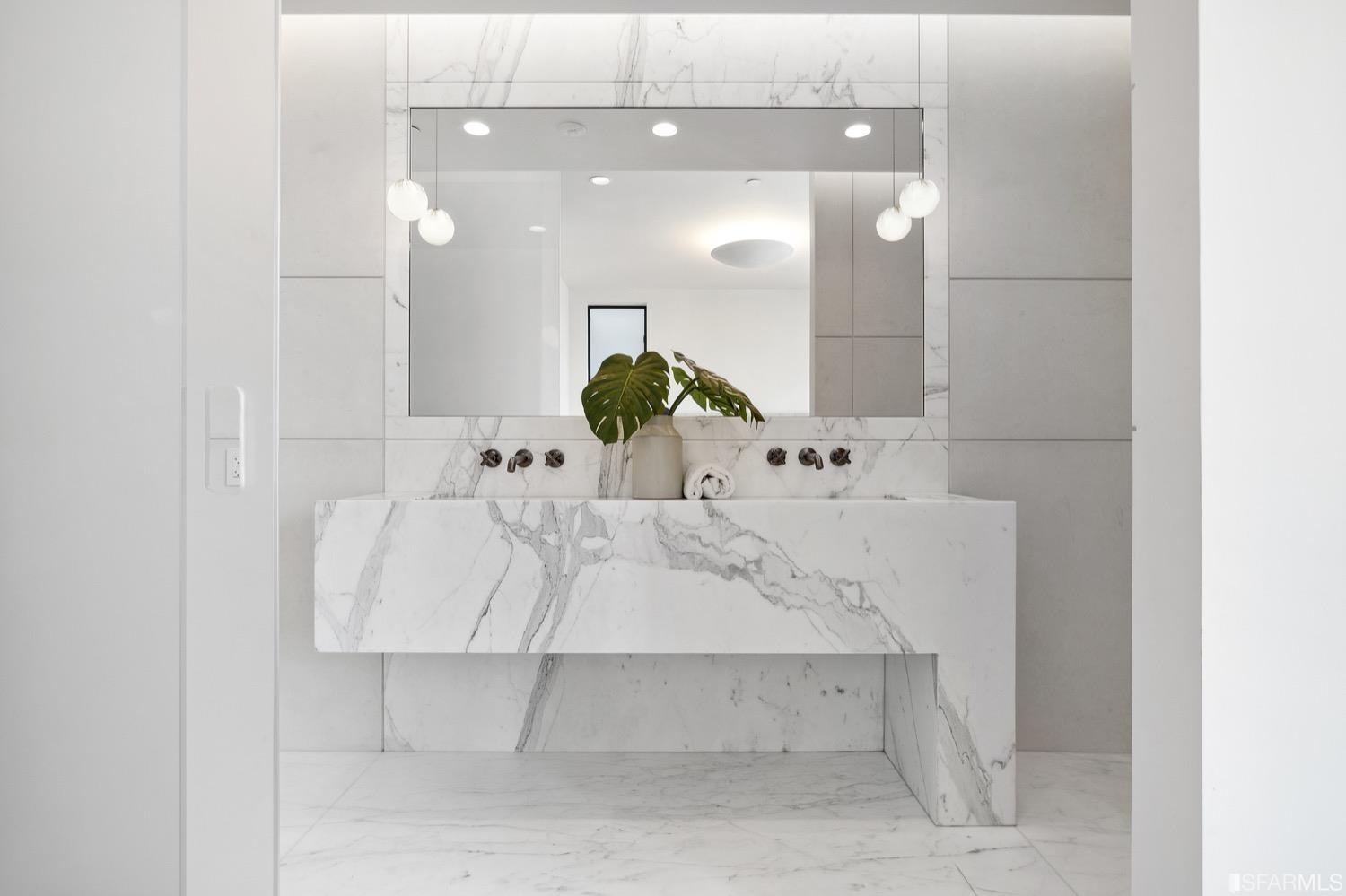 709 Lyon Street Unit: 4