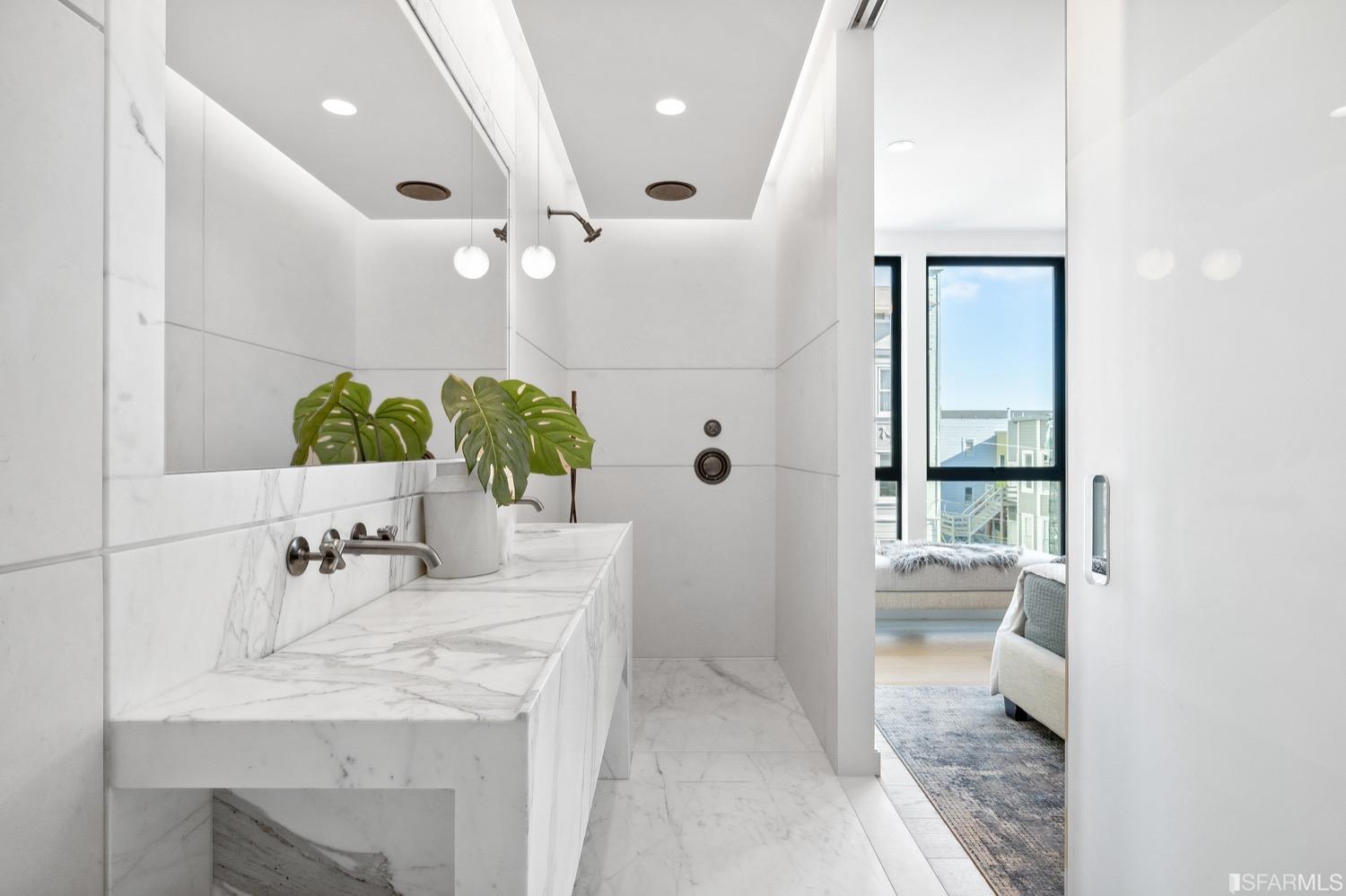 709 Lyon Street Unit: 4