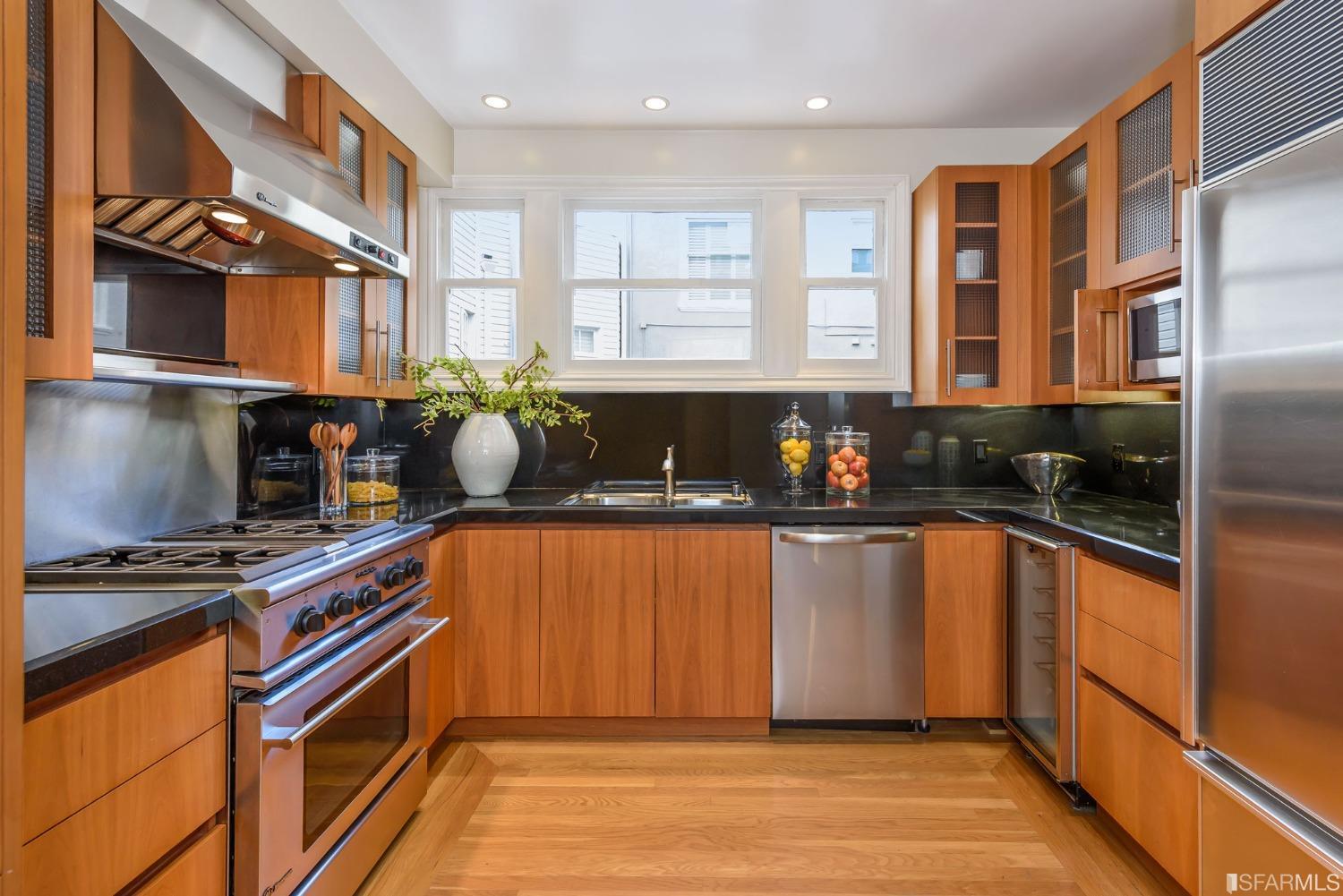 3555 Jackson Street Unit: 4