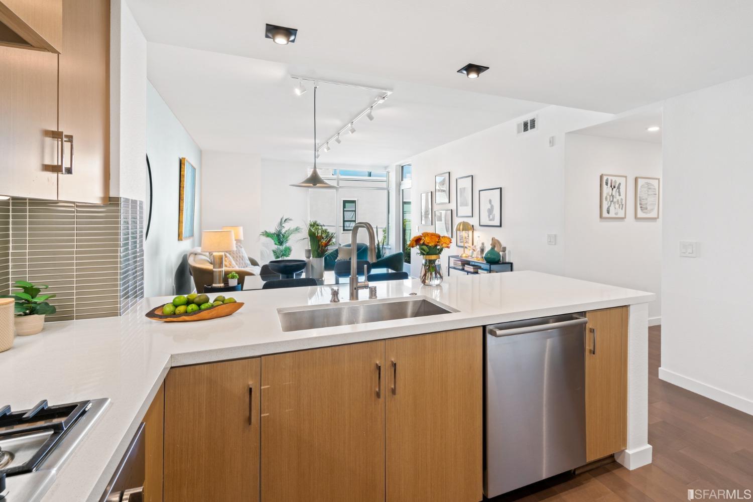 2655 Bush Street Unit: 203