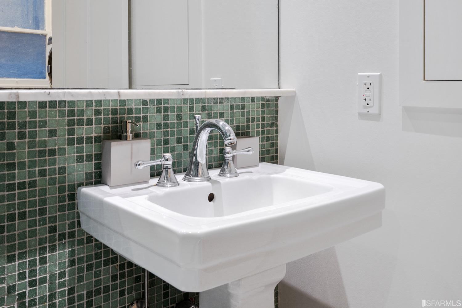 1037 S South Van Ness Avenue