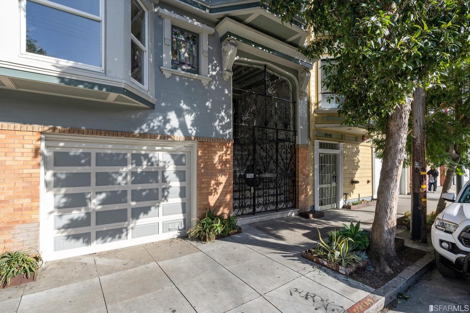 1037 S South Van Ness Avenue