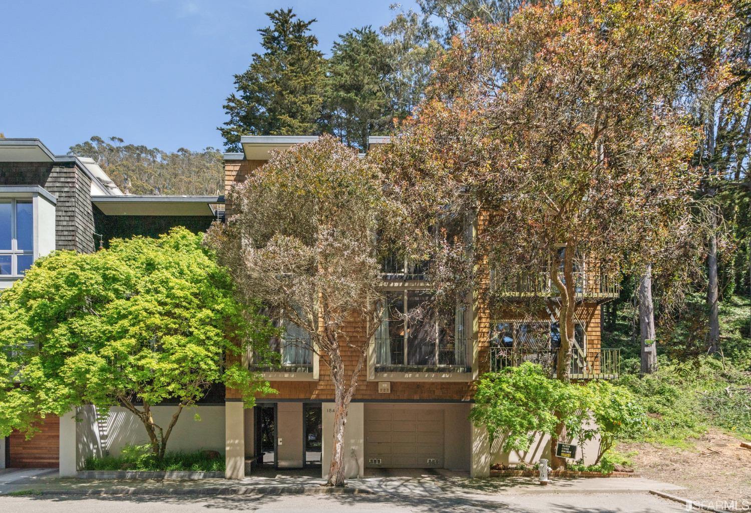 184 Locksley Avenue Unit: 6