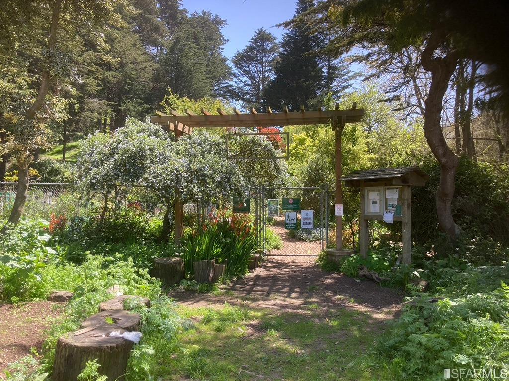 184 Locksley Avenue Unit: 6