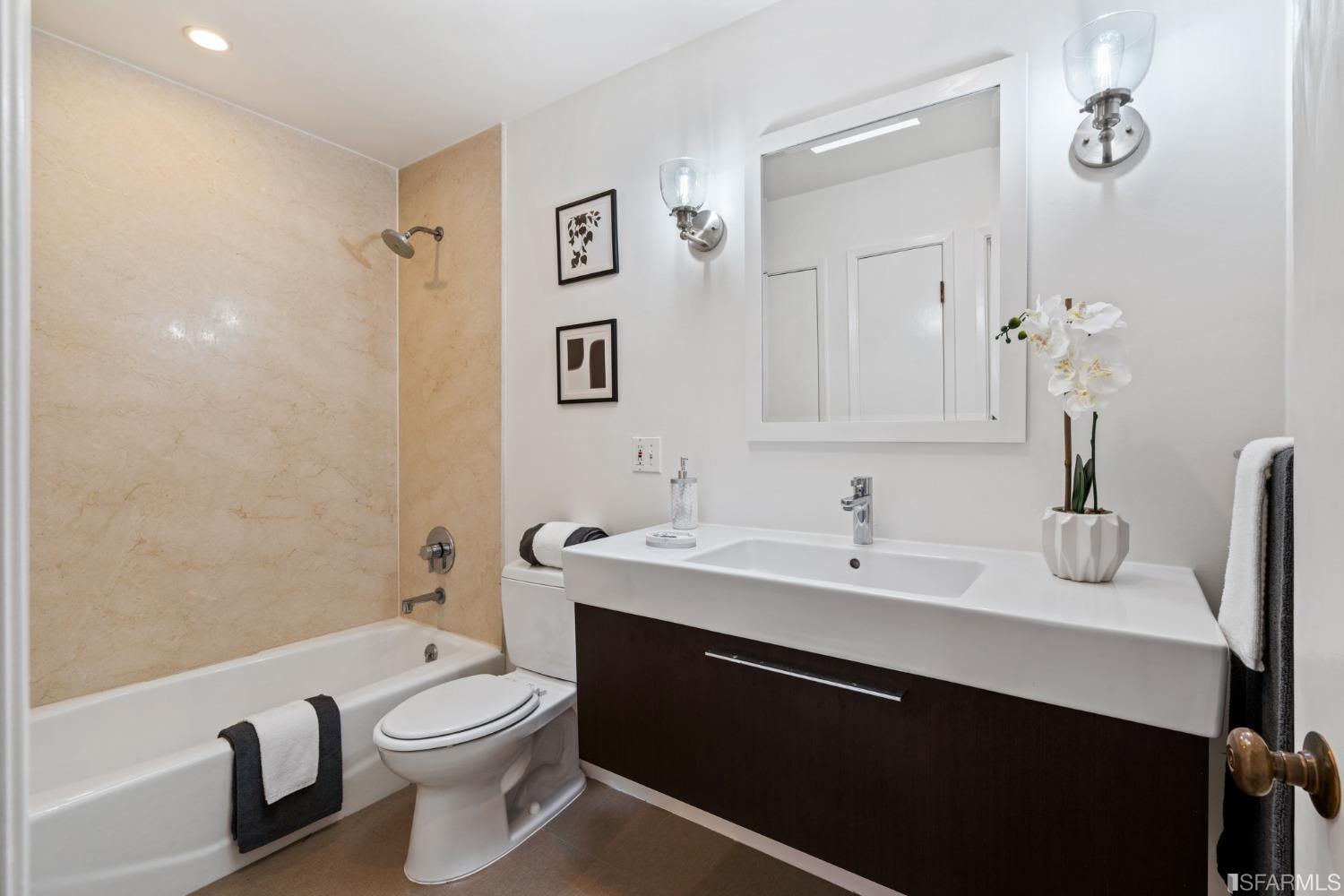 184 Locksley Avenue Unit: 6