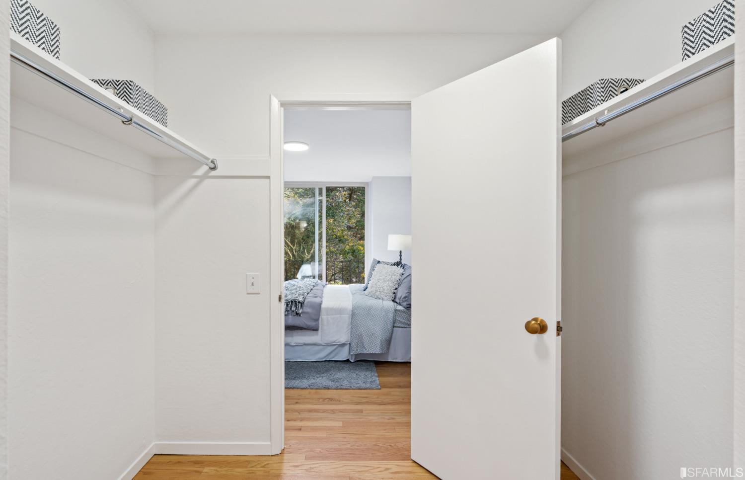 184 Locksley Avenue Unit: 6