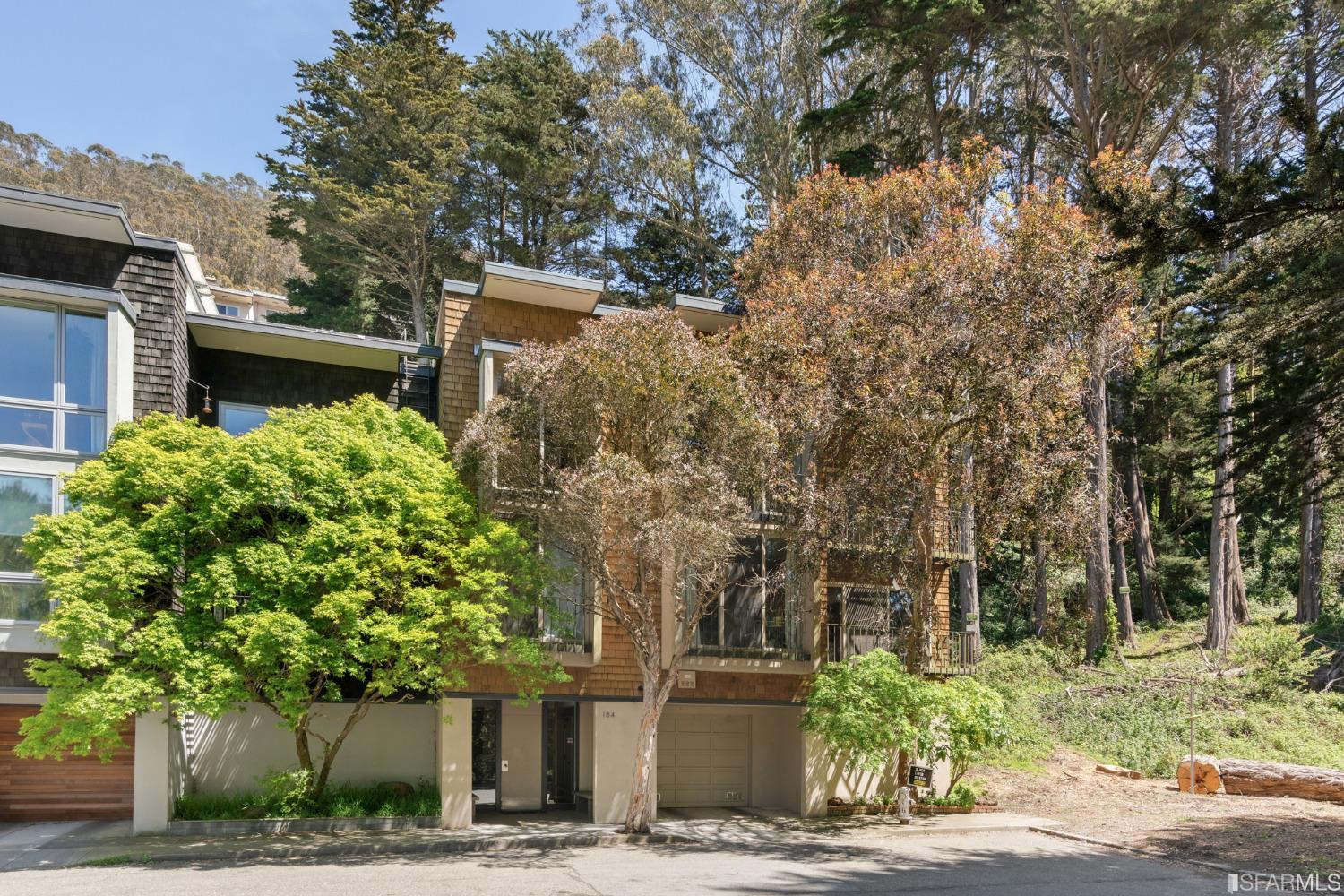 184 Locksley Avenue Unit: 6