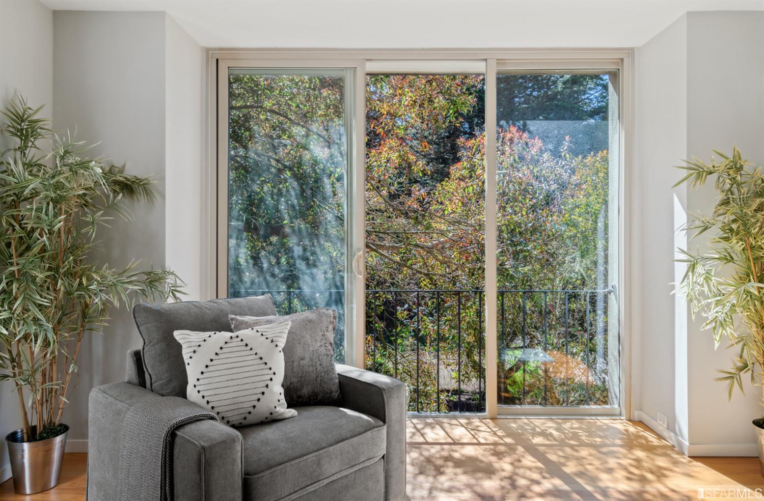 184 Locksley Avenue Unit: 6