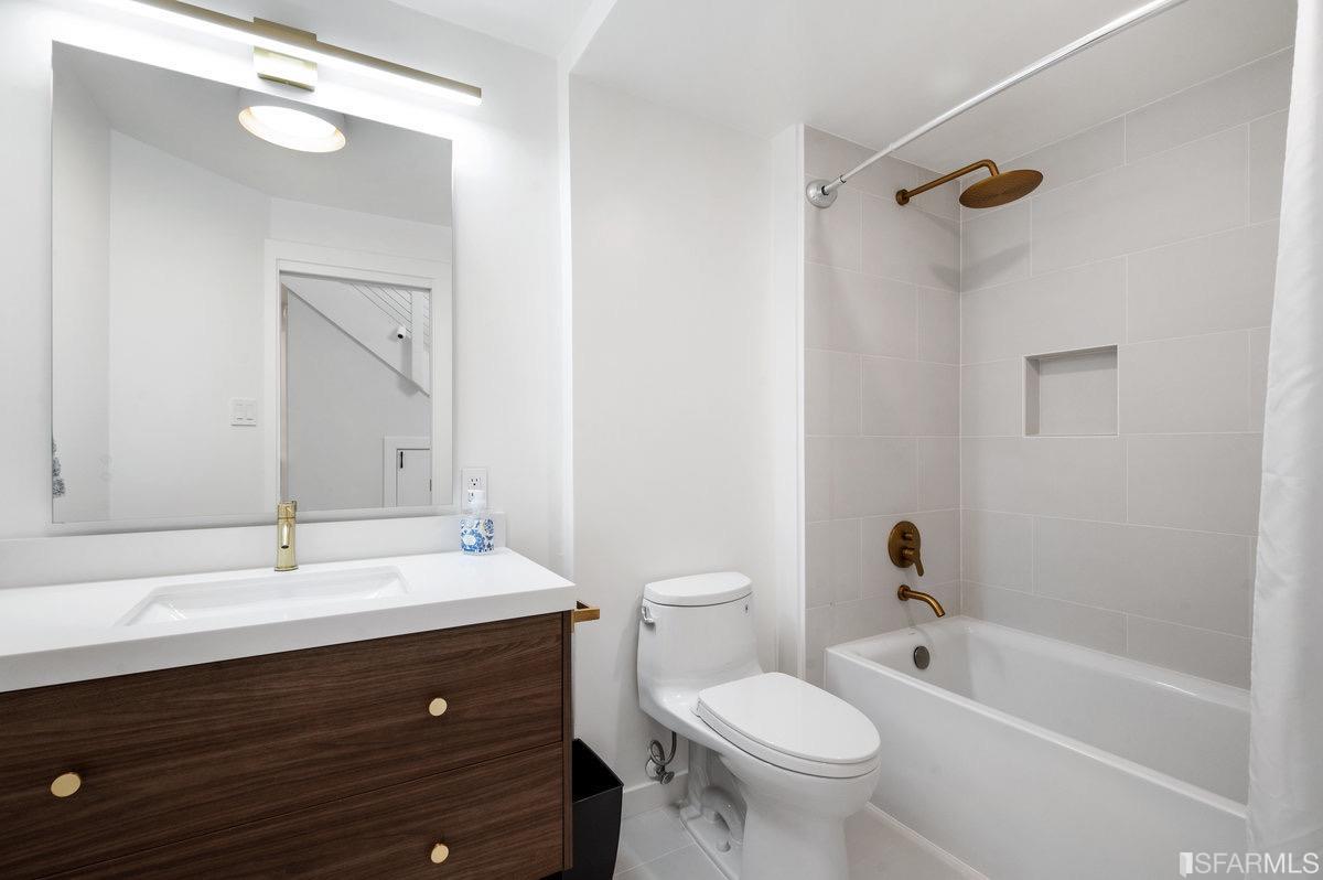 230 Grattan Street Unit: 3