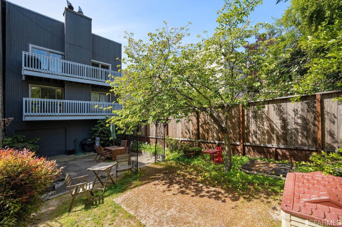 230 Grattan Street Unit: 3