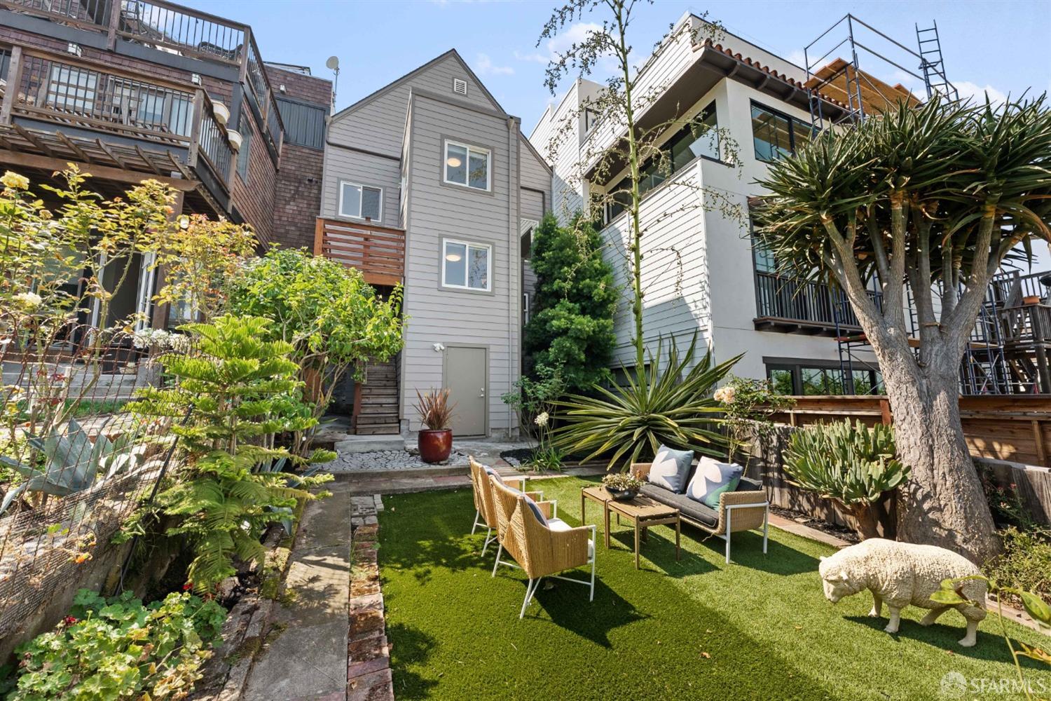 3283 Folsom Street