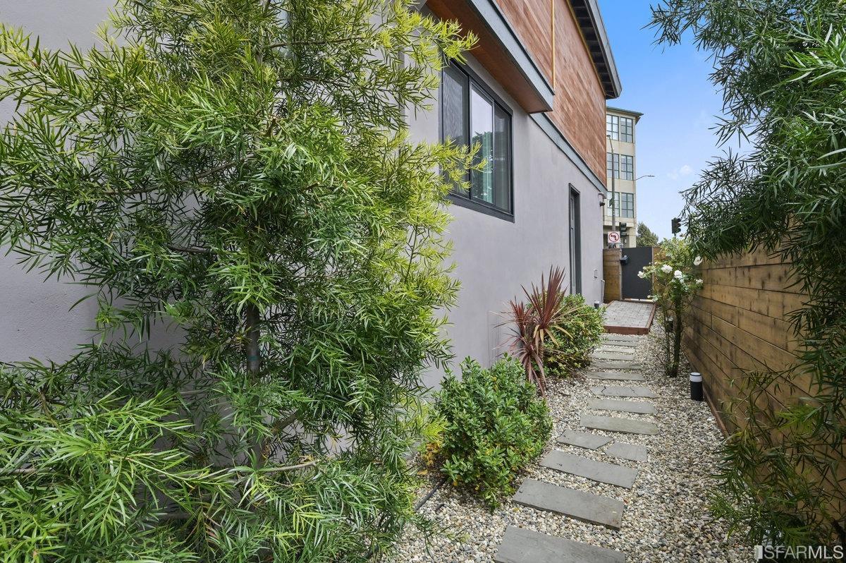 998 Burnett Avenue