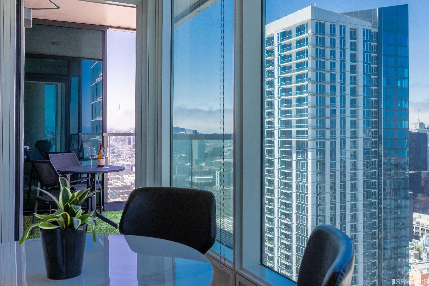 425 1st Street Unit: 3307