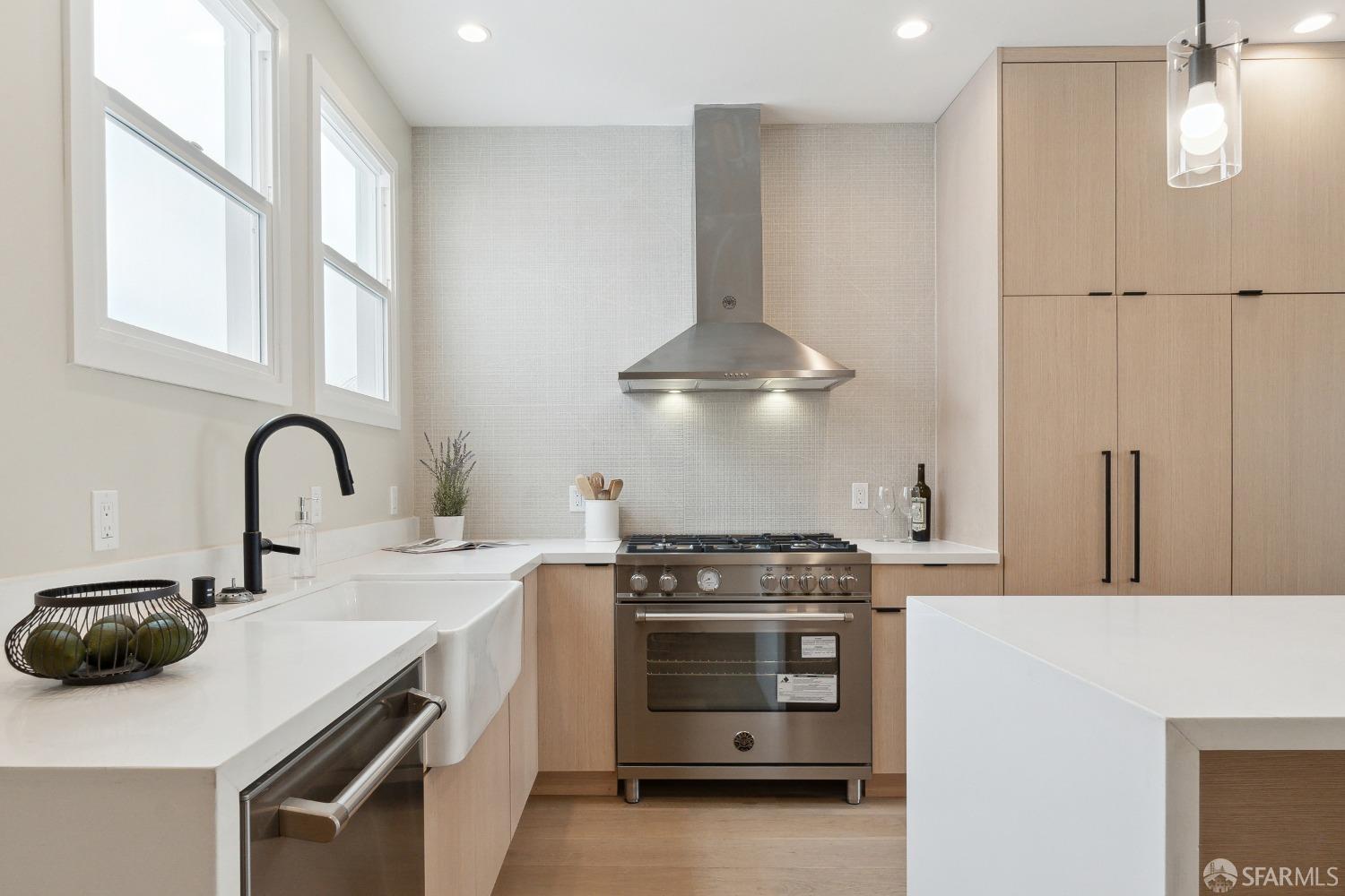 1492 Larkin Street Unit: 7