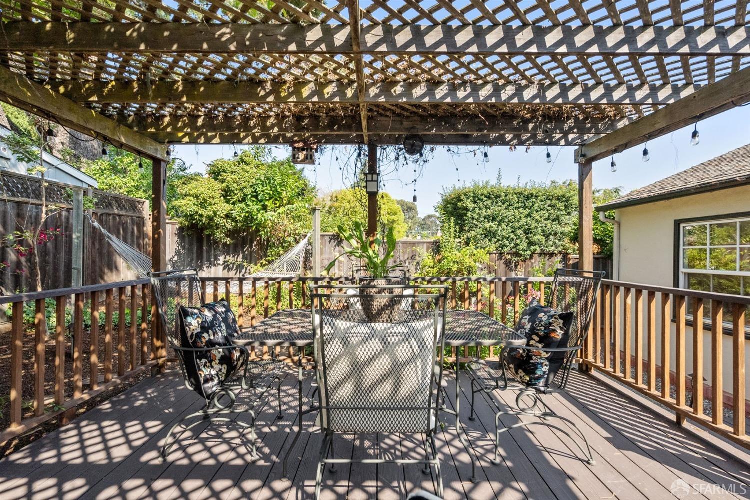 2842 Fernwood Street