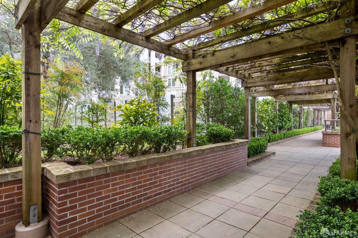 88 King Street # 403