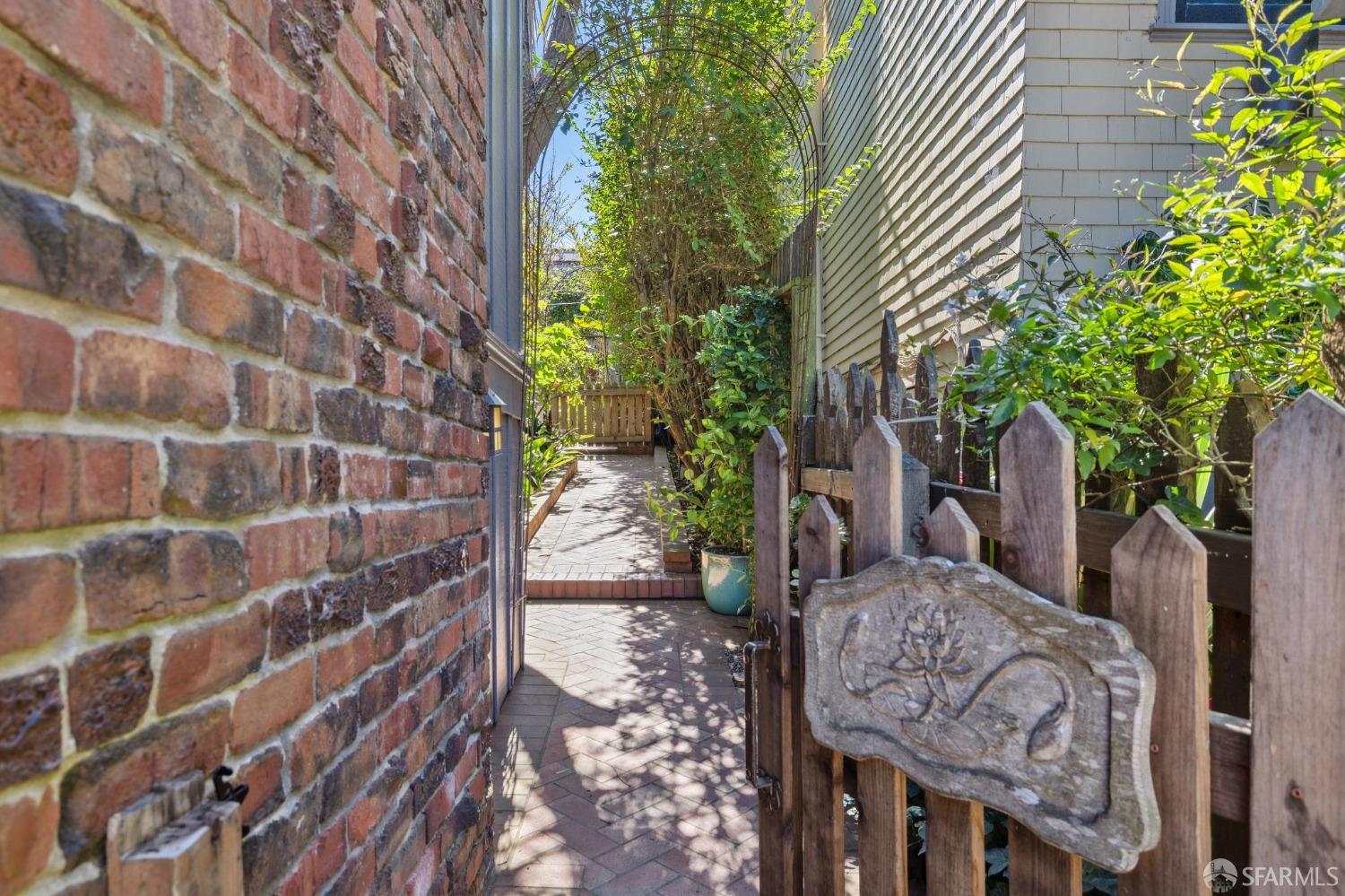 83 Farnsworth Lane
