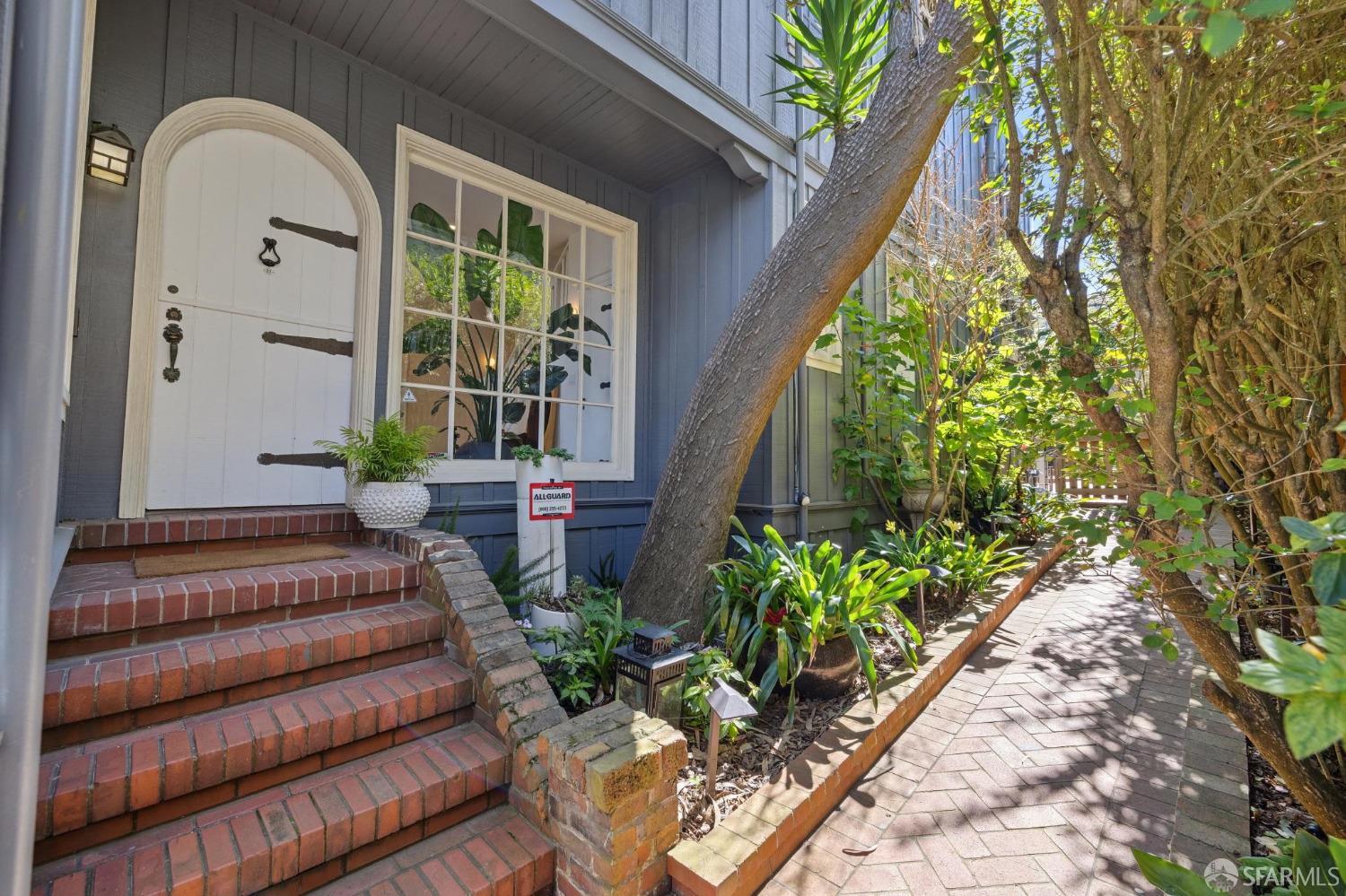 83 Farnsworth Lane