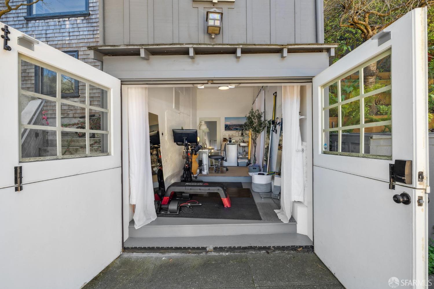 83 Farnsworth Lane