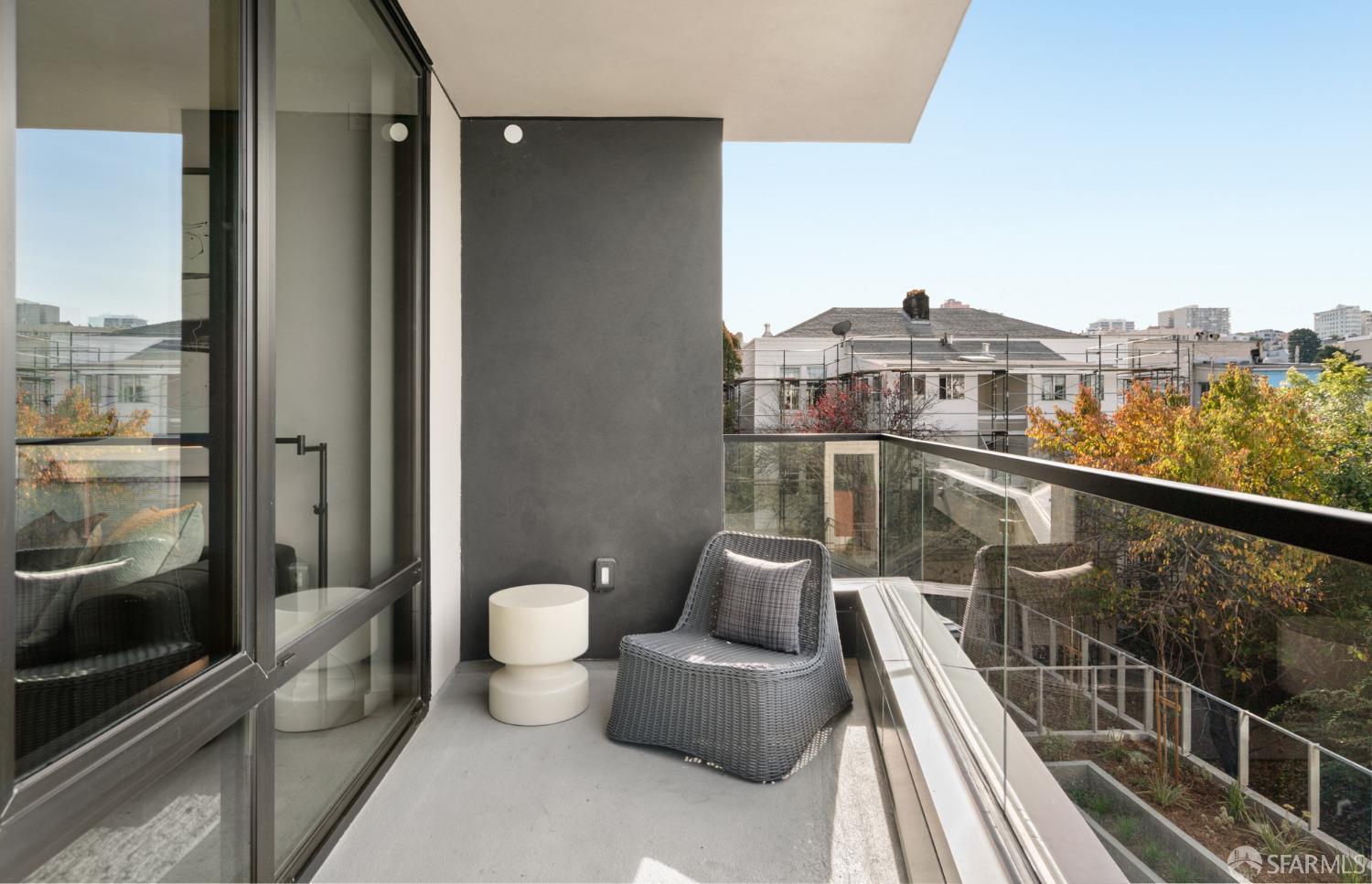 2525 Van Ness Avenue # 401