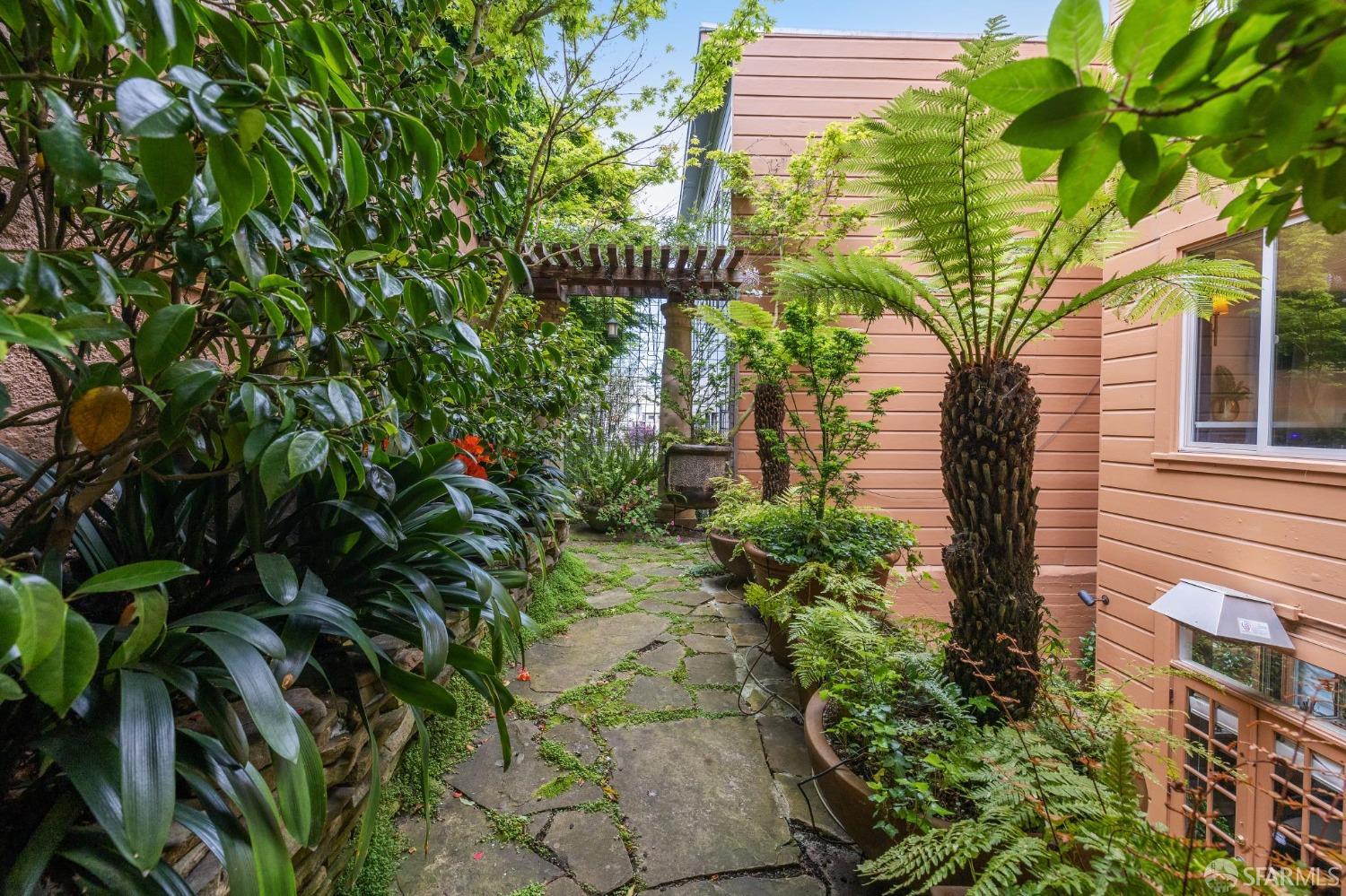 2033 Leavenworth Street # D