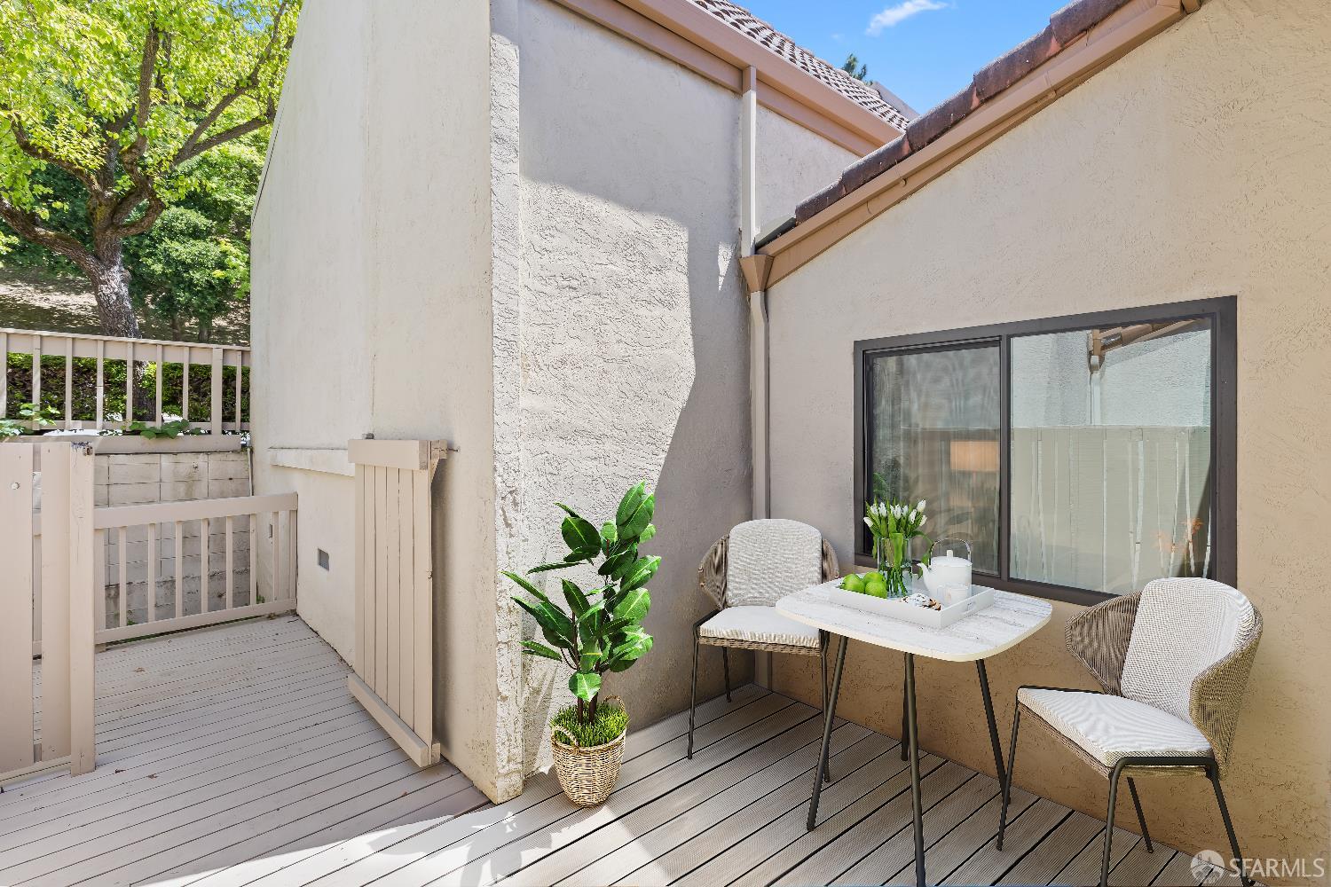 1541 Moraga Way