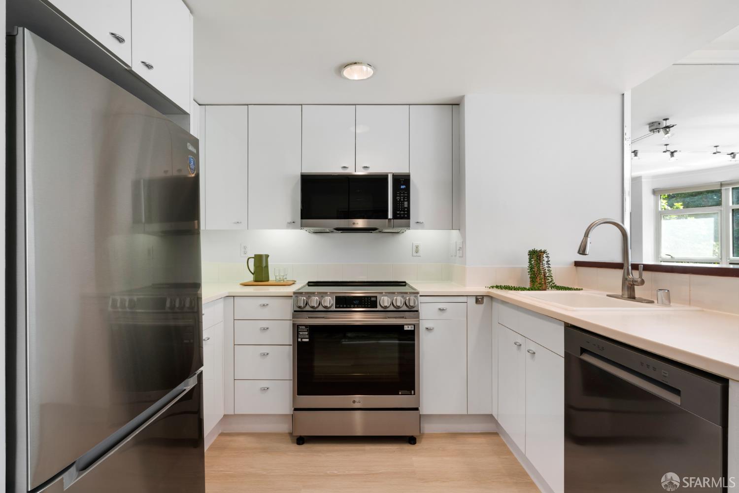 403 Main Street # 208N