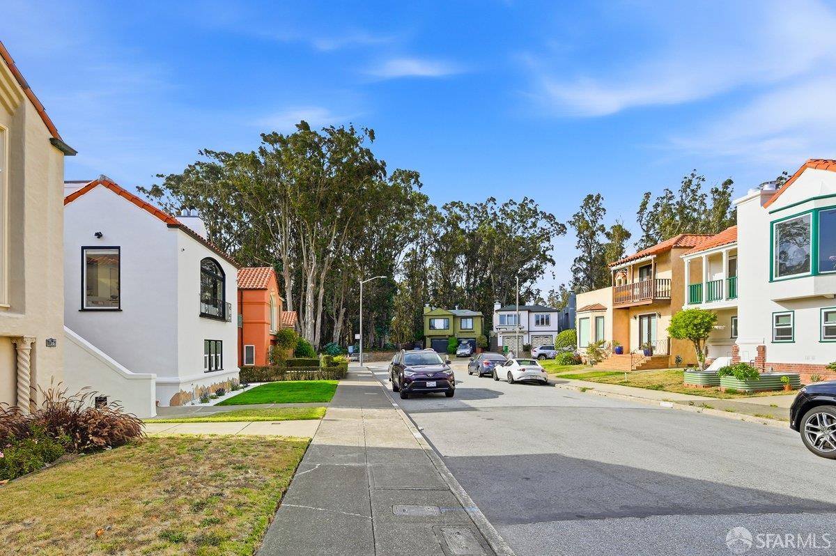 125 Paraiso Place