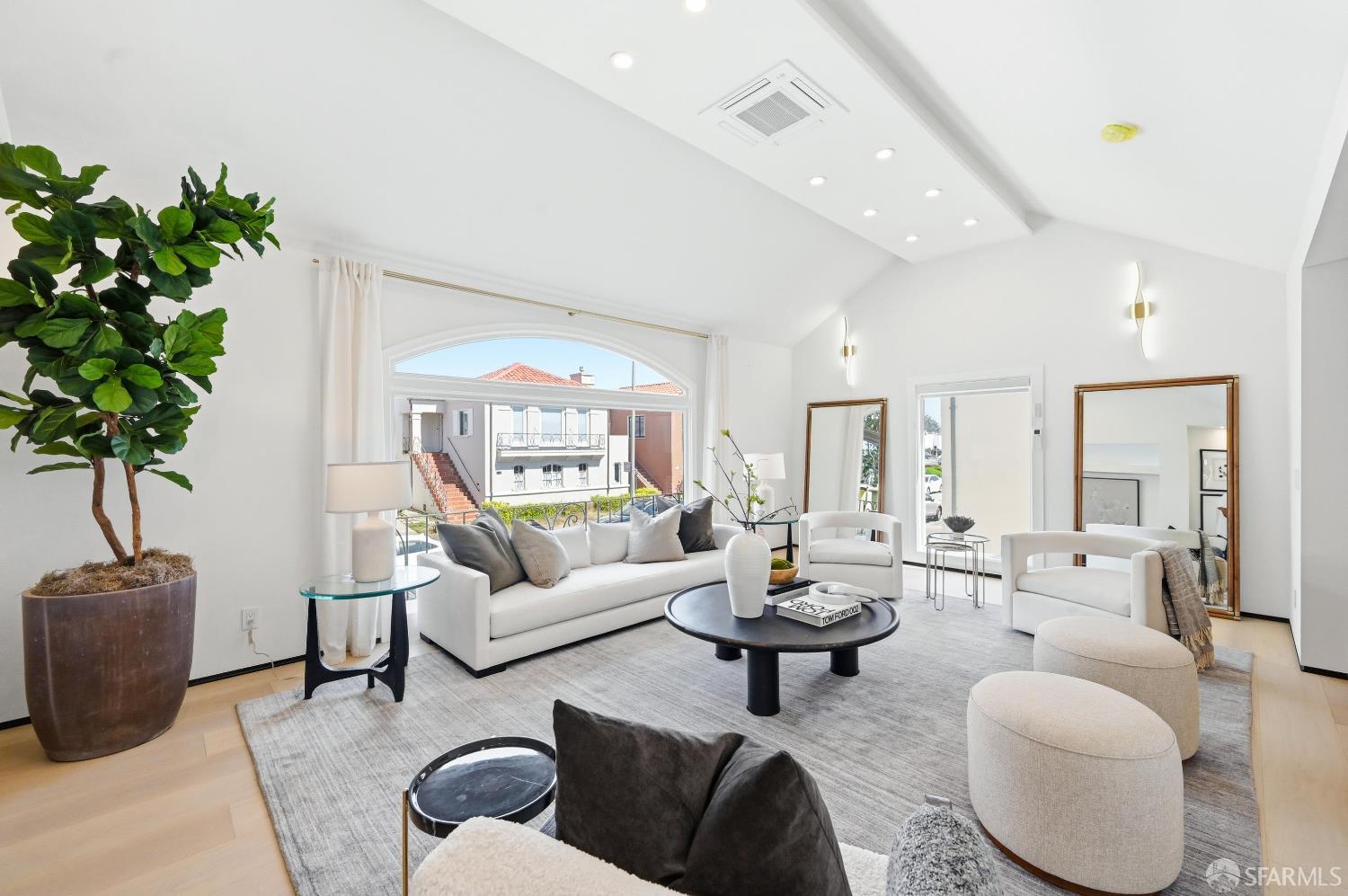 125 Paraiso Place