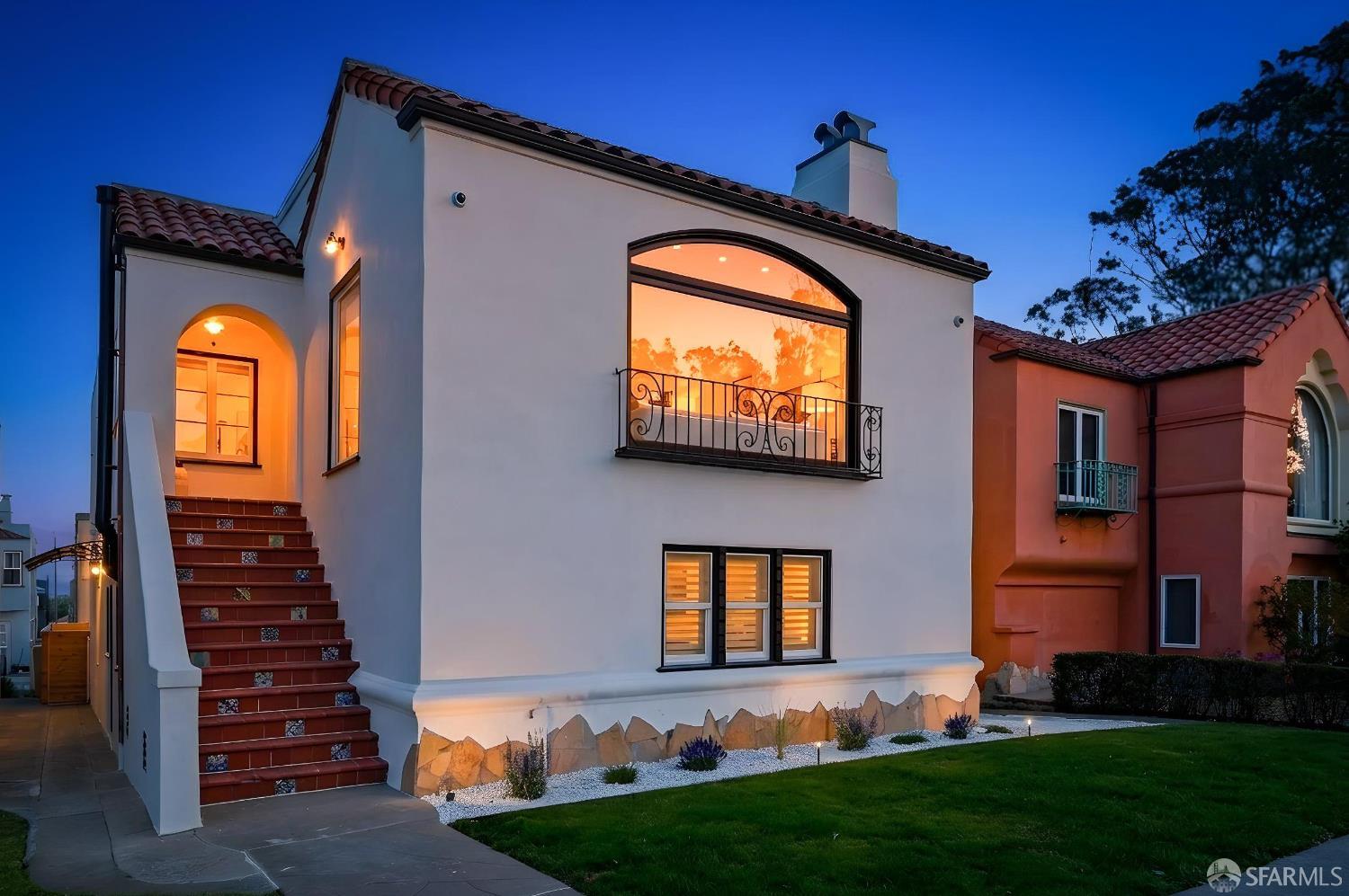 125 Paraiso Place
