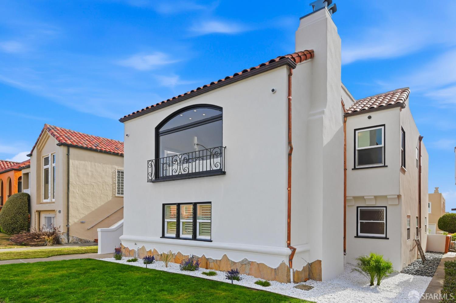 125 Paraiso Place