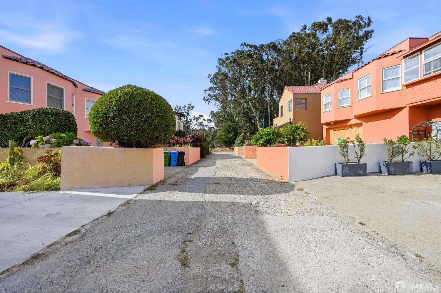 125 Paraiso Place