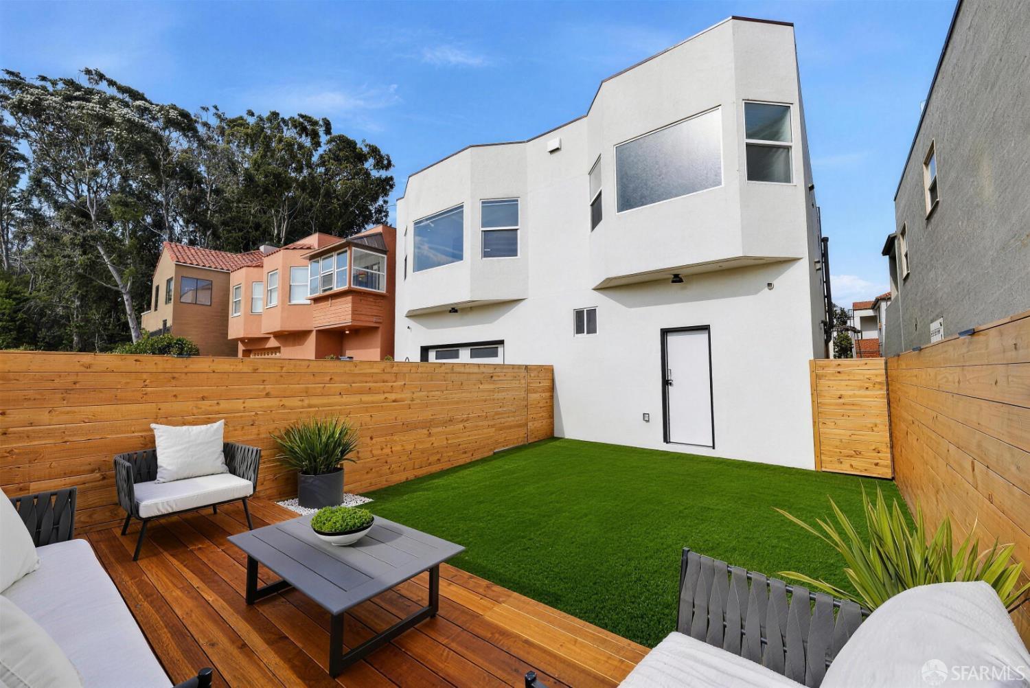 125 Paraiso Place
