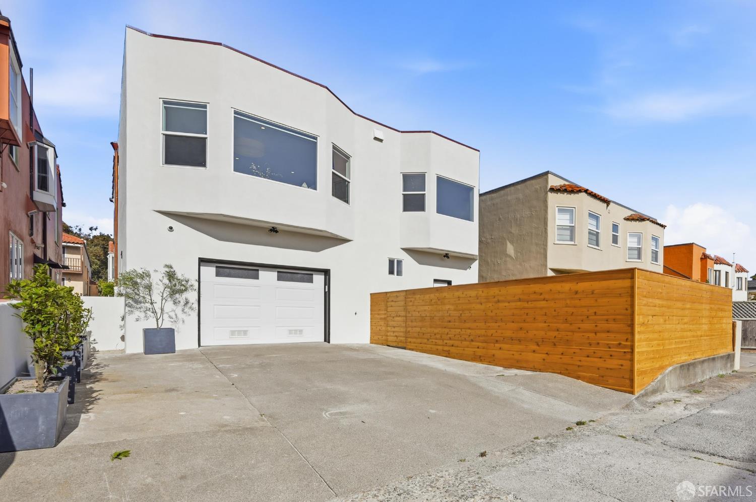 125 Paraiso Place