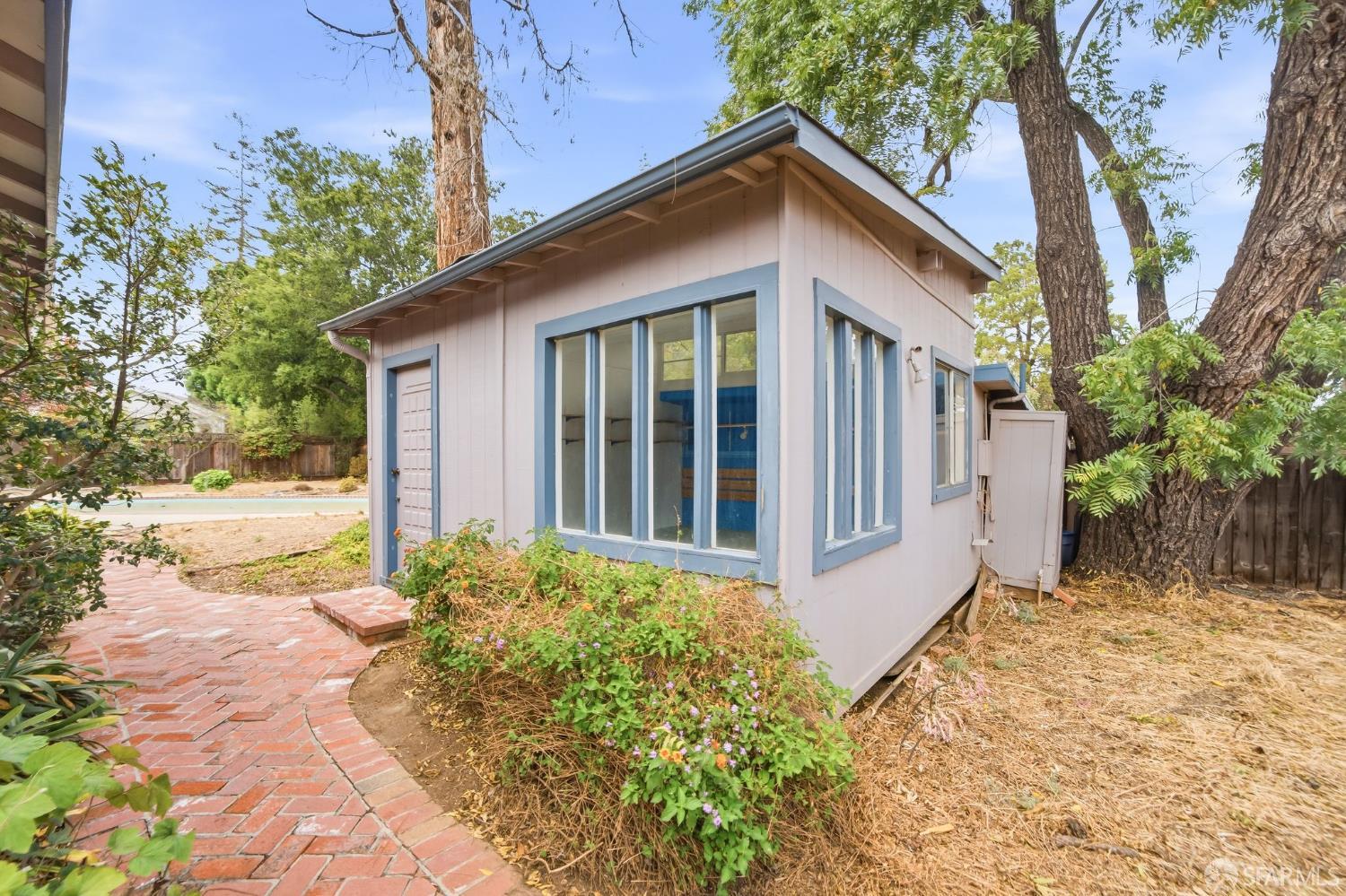 321 Hillview Avenue