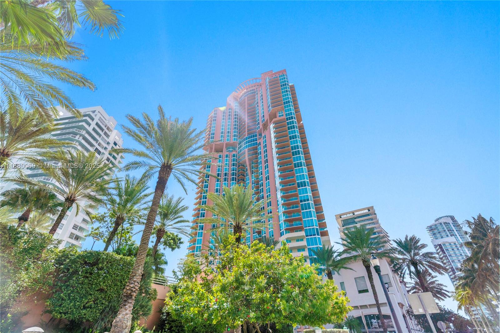 300 S Pointe Dr # 3204