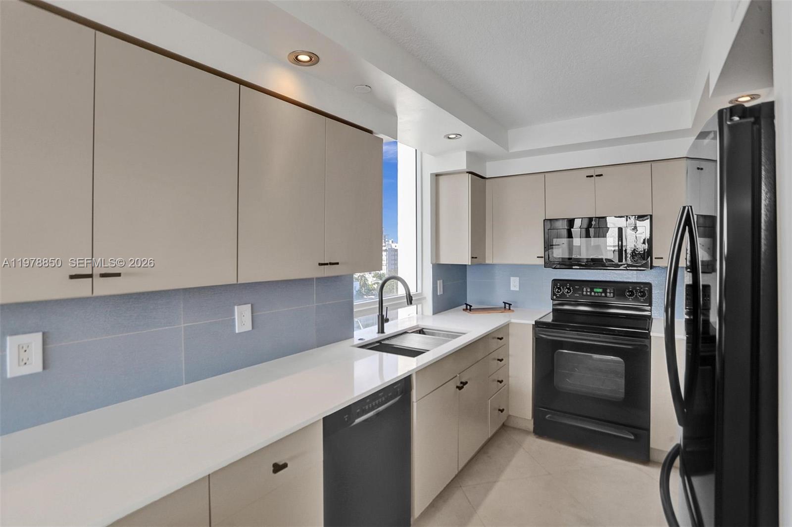 6917 Collins Ave # 915