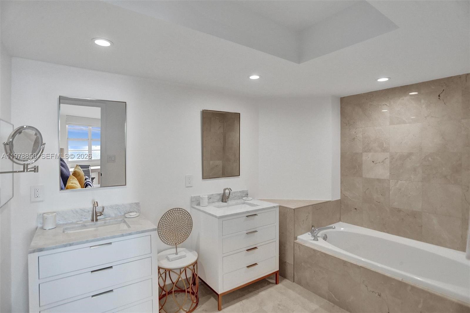 6917 Collins Ave # 915