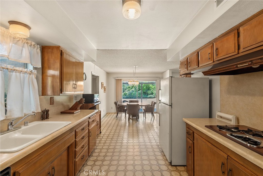 3412 N San Joaquin