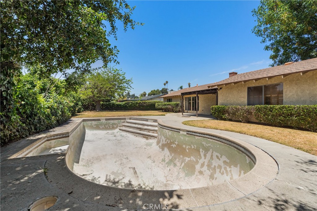 3412 N San Joaquin