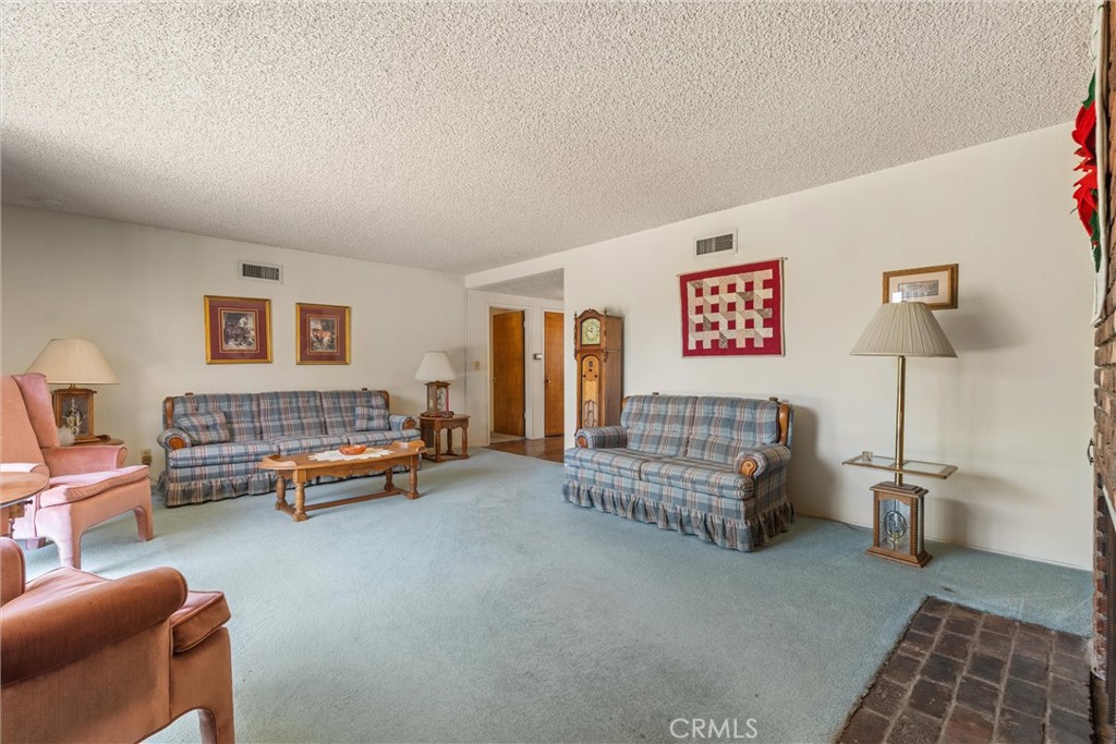 3412 N San Joaquin