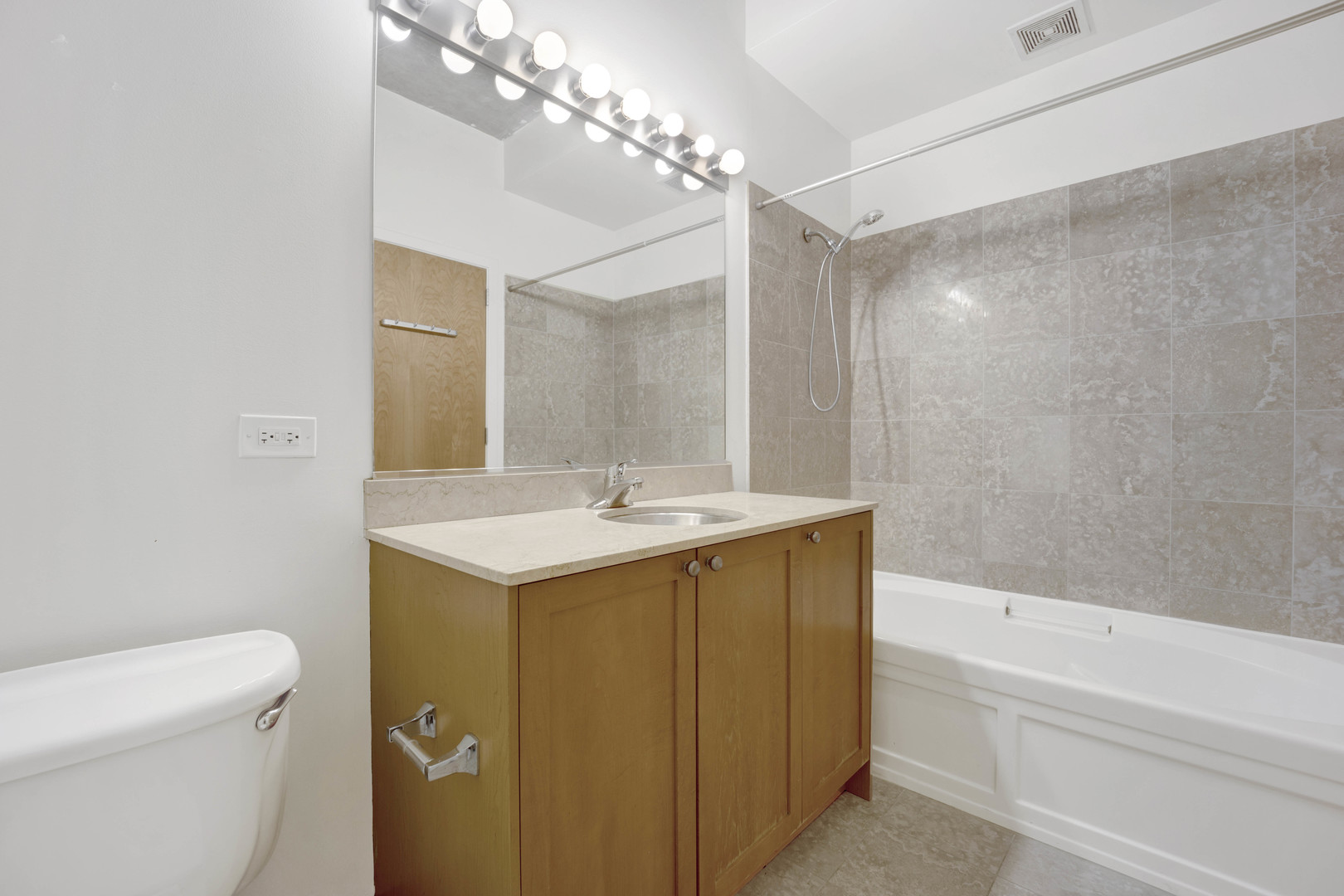 321 S Sangamon Street Unit: 303